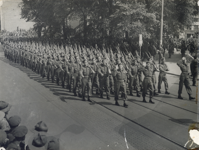 405818 Afbeelding van een groep infanteristen tijdens de Memorial D-Day Parade van de 3rd Canadian Infantry Division op ...